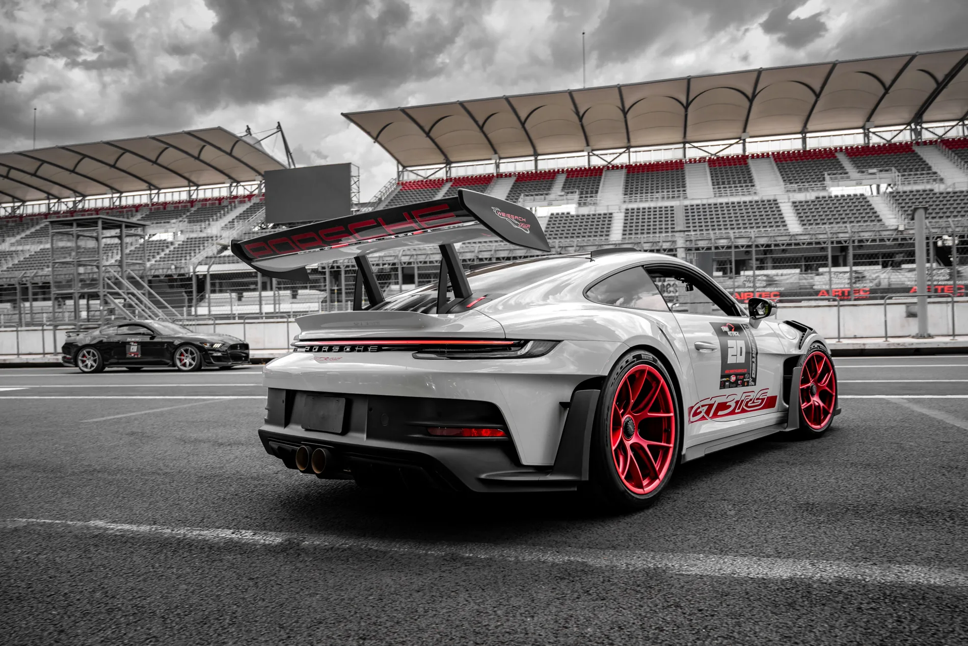 Porsche GT3 blanco en pista