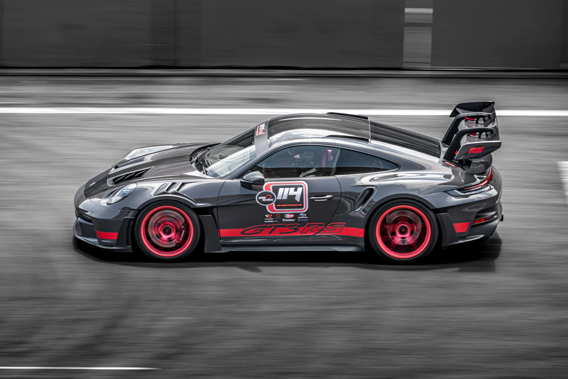 Porsche GT3 negro en pista